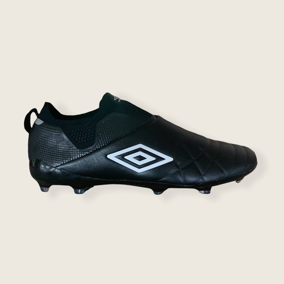 umbro laceless cleats